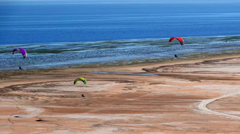 Paramoteur au-dessus des dunes du Sahara tunisien